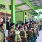 MTsN 2 Sidoarjo Awali Hari Pertama Usai Libur Lebaran dengan Apel dan Saling Bermaaf