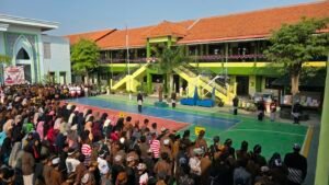 MTsN 2 Sidoarjo Gelar Upacara Peringatan HUT Ke-81 RI Berpakaian Adat Nusantara